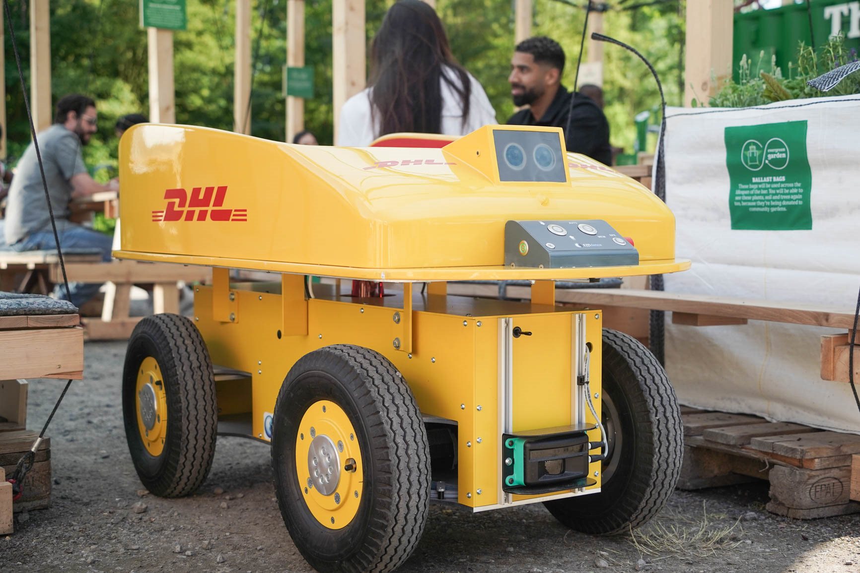 DHL Waiter